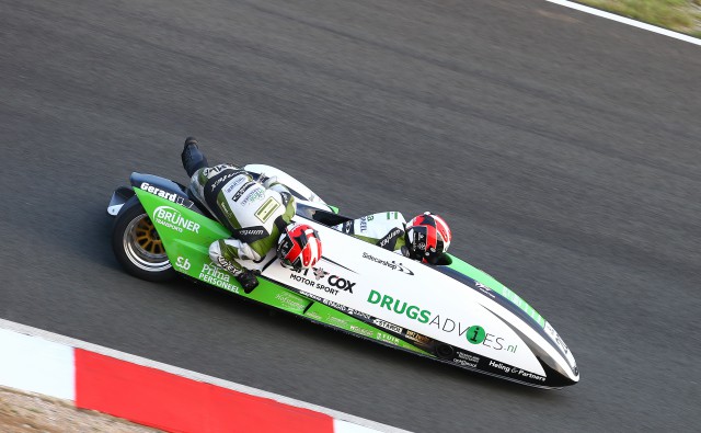 Team Drugsadvies Sidecarshop met opgeheven hoofd terug