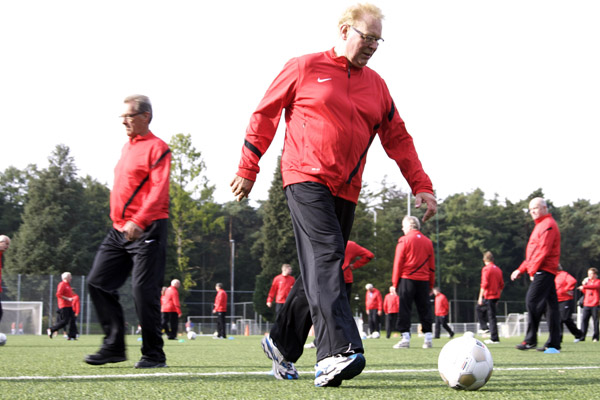 Nationaal Ouderenfonds en Eredivisie laten 60-plussers voetballen