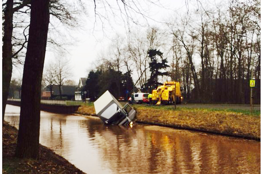 Vrachtwagen in het Weerdingerkanaal