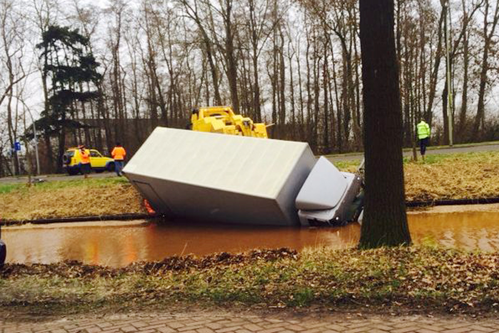 Vrachtwagen in het Weerdingerkanaal