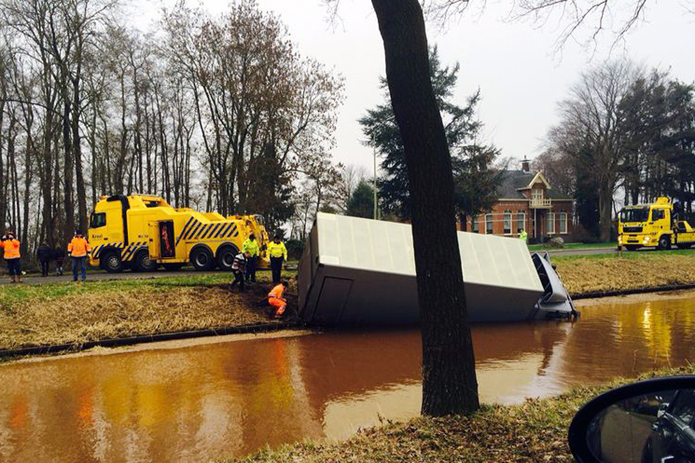 Vrachtwagen in het Weerdingerkanaal