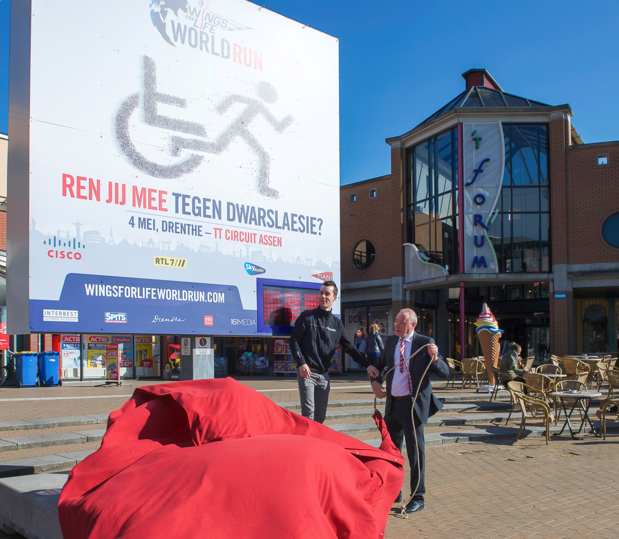 Wethouder Albert Smit onthuld bord Wings fot Live